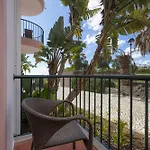 Apartamento Beachside Oasis With Pool